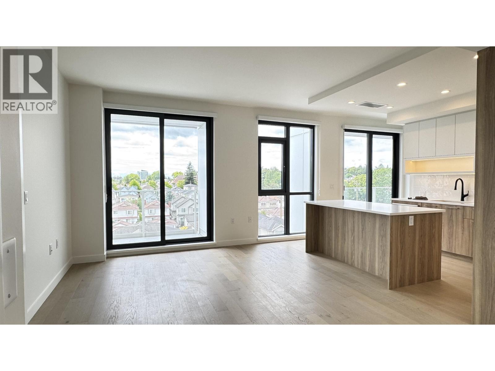 604 8398 Oak Street Property Photo 5