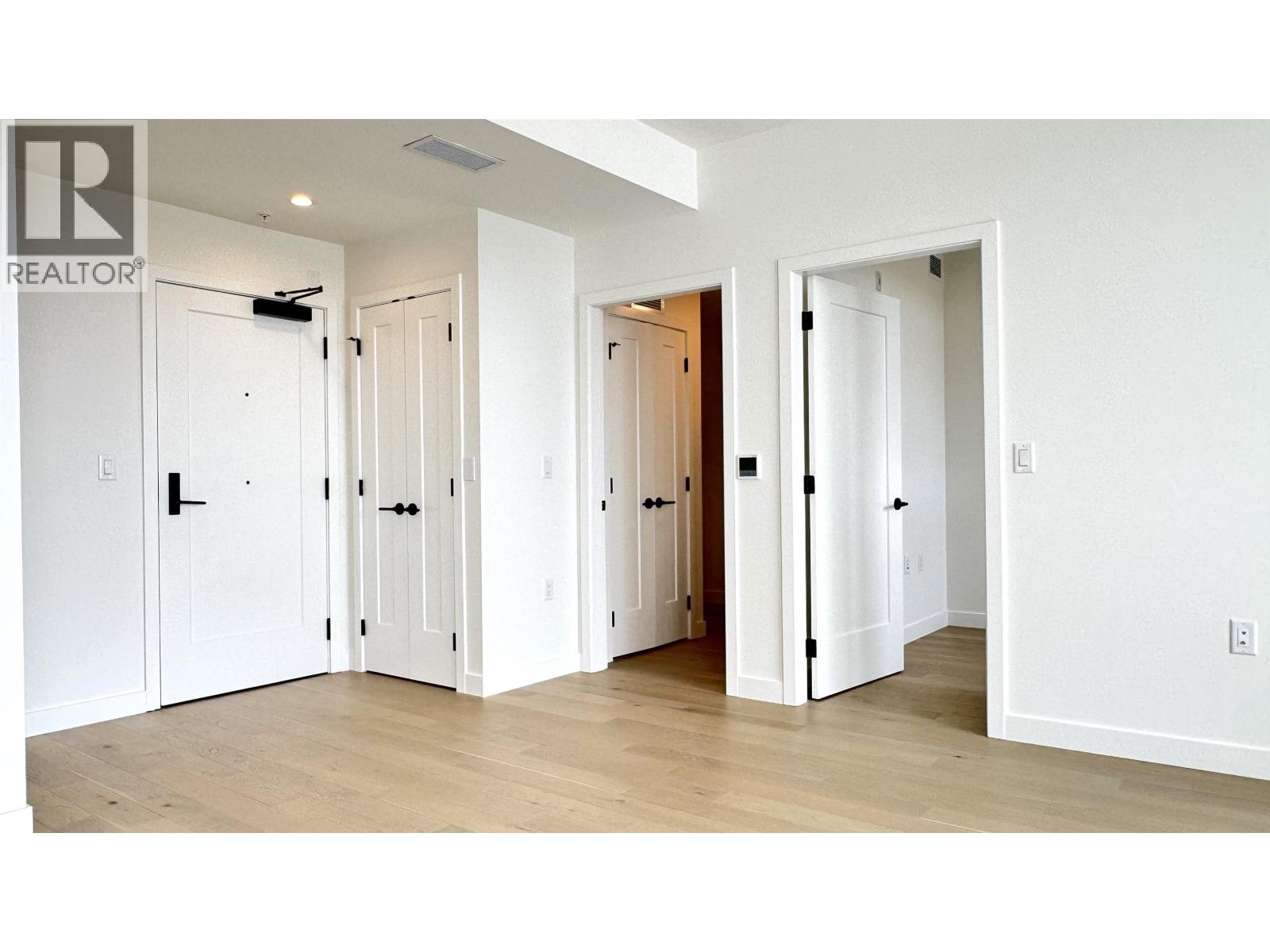 604 8398 Oak Street Property Photo 6