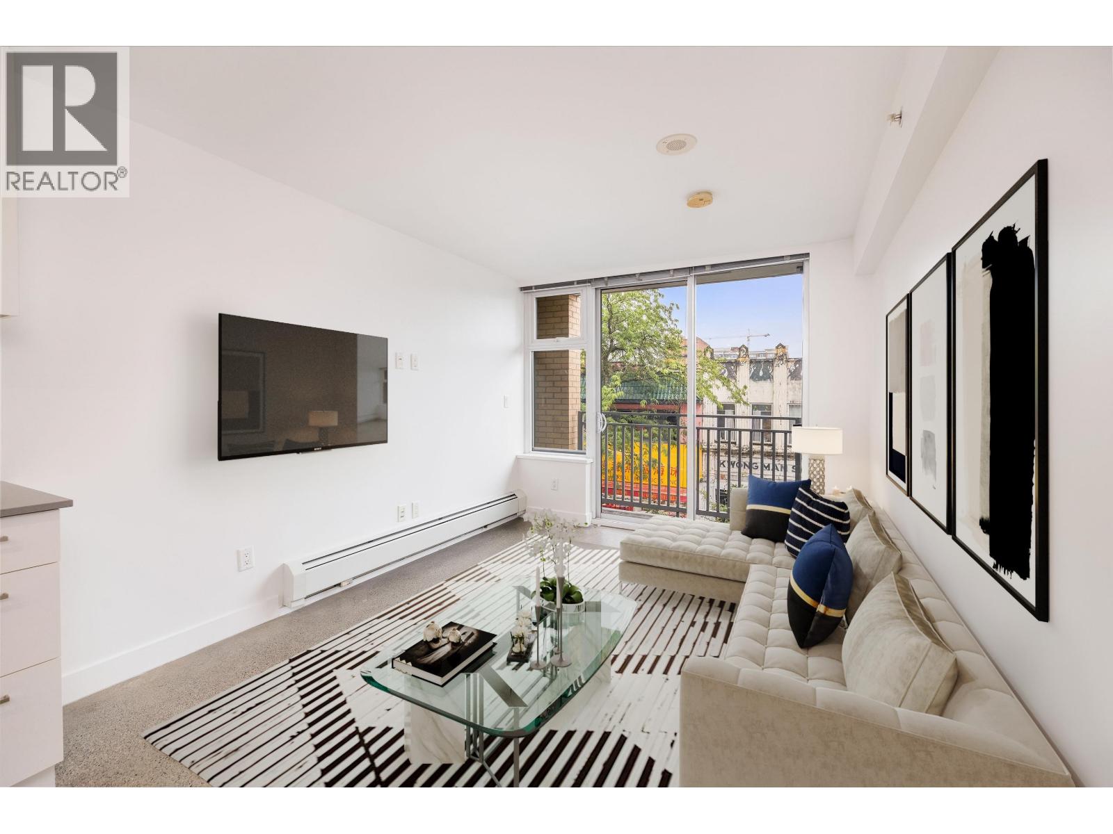 305 231 E Pender Street Property Photo 1