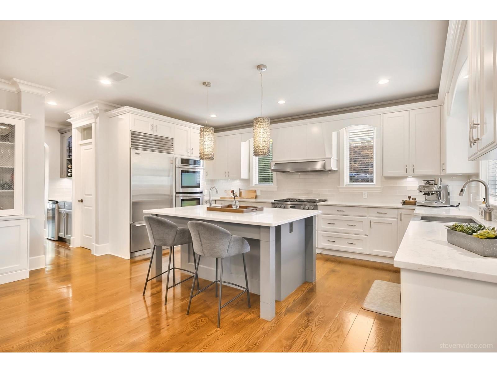 3668 159a Street Property Photo 4