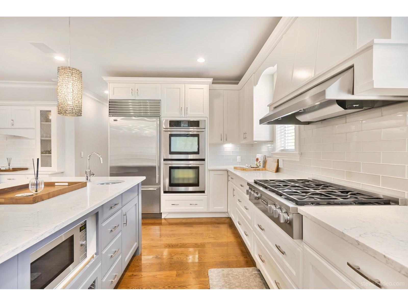 3668 159a Street Property Photo 5