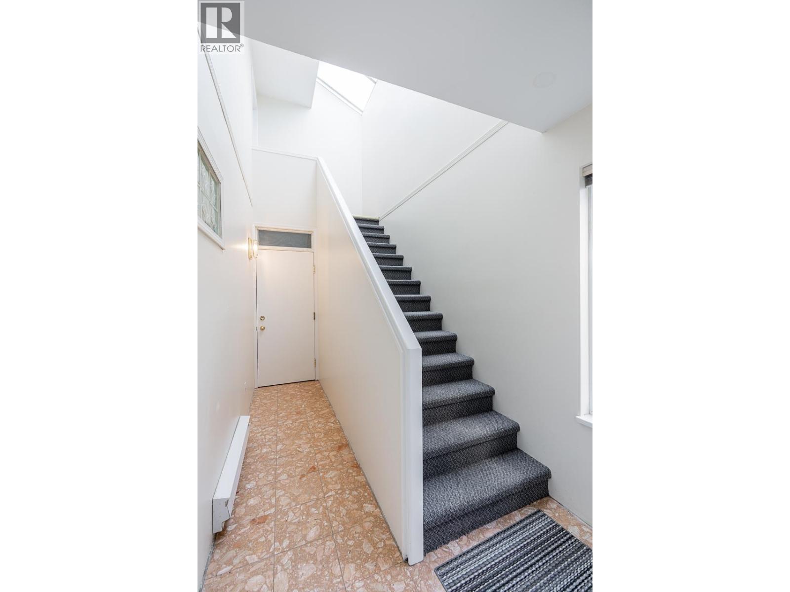 238 W 4th Street Property Photo 4