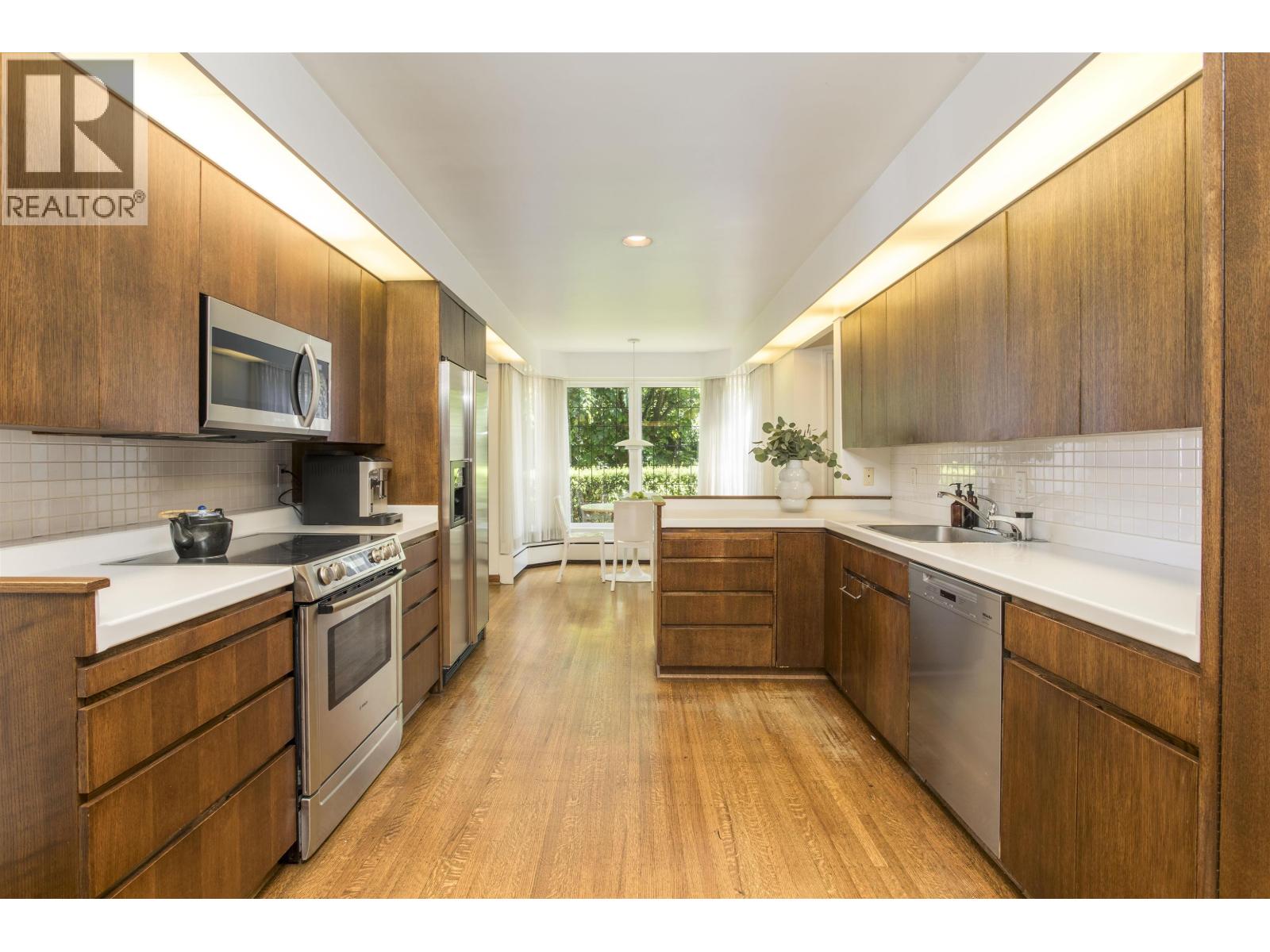 4576 Connaught Drive Property Photo 10