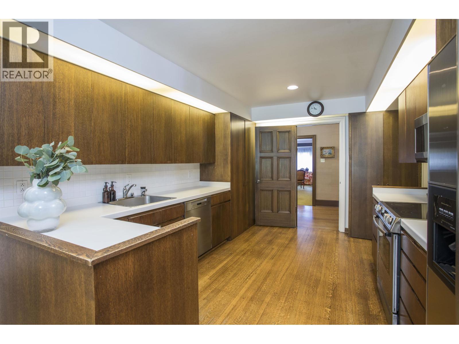 4576 Connaught Drive Property Photo 11