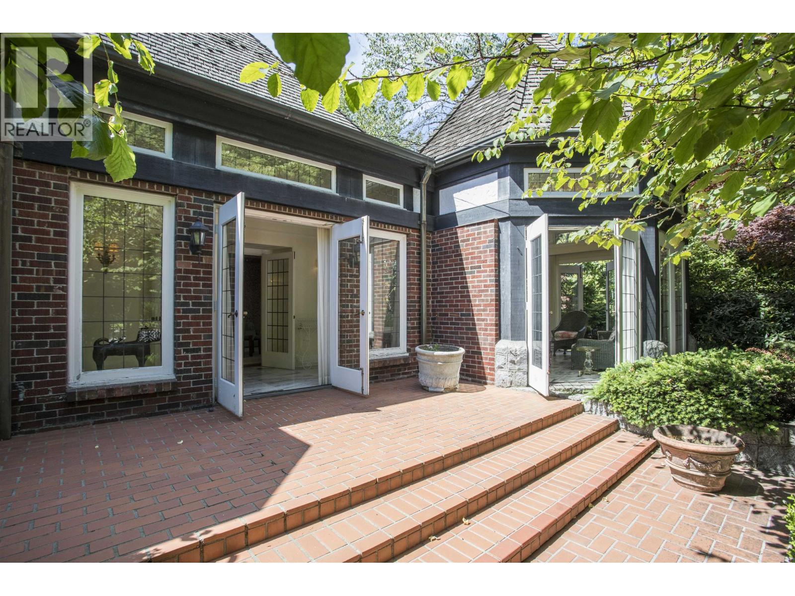 4576 Connaught Drive Property Photo 15