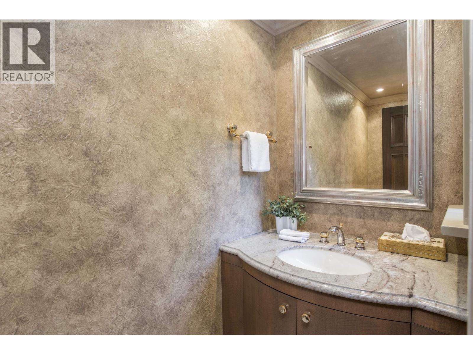 4576 Connaught Drive Property Photo 17