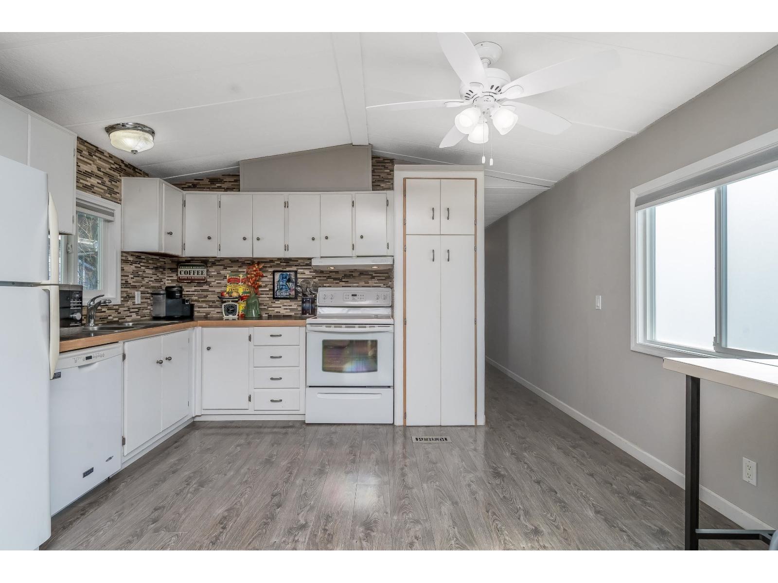 33 2315 198 Street Property Photo 2