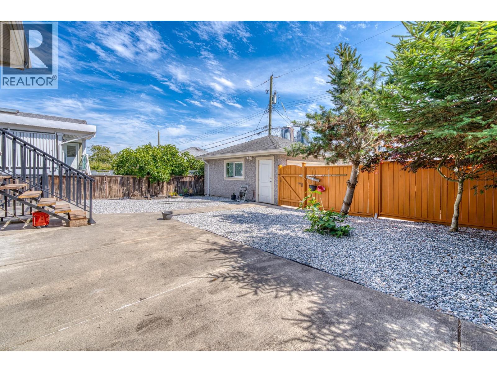 4330 William Street Property Photo 5