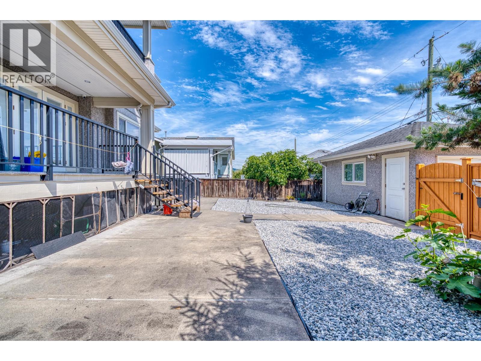 4330 William Street Property Photo 6
