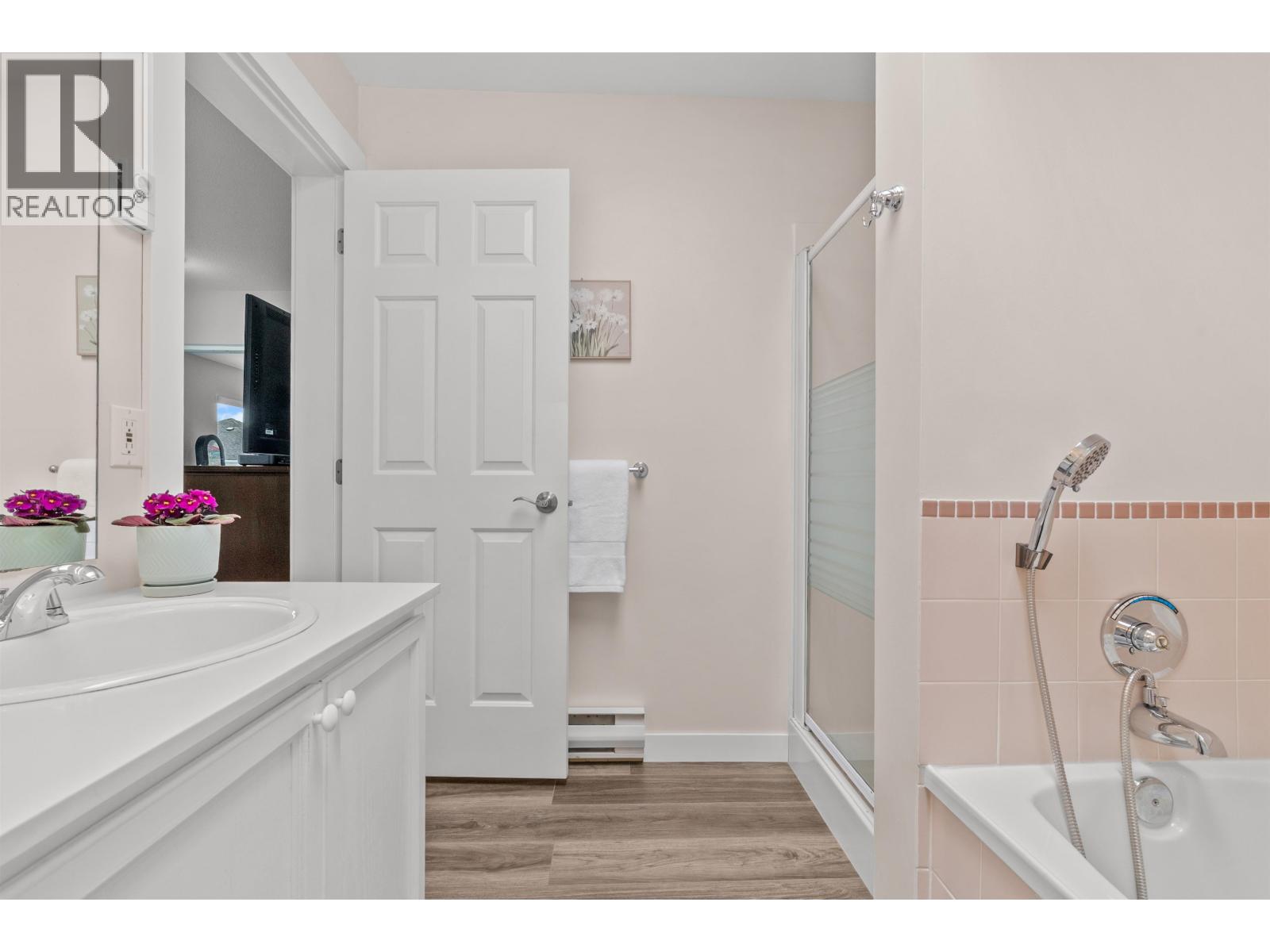 2 6320 48a Avenue Property Photo 16