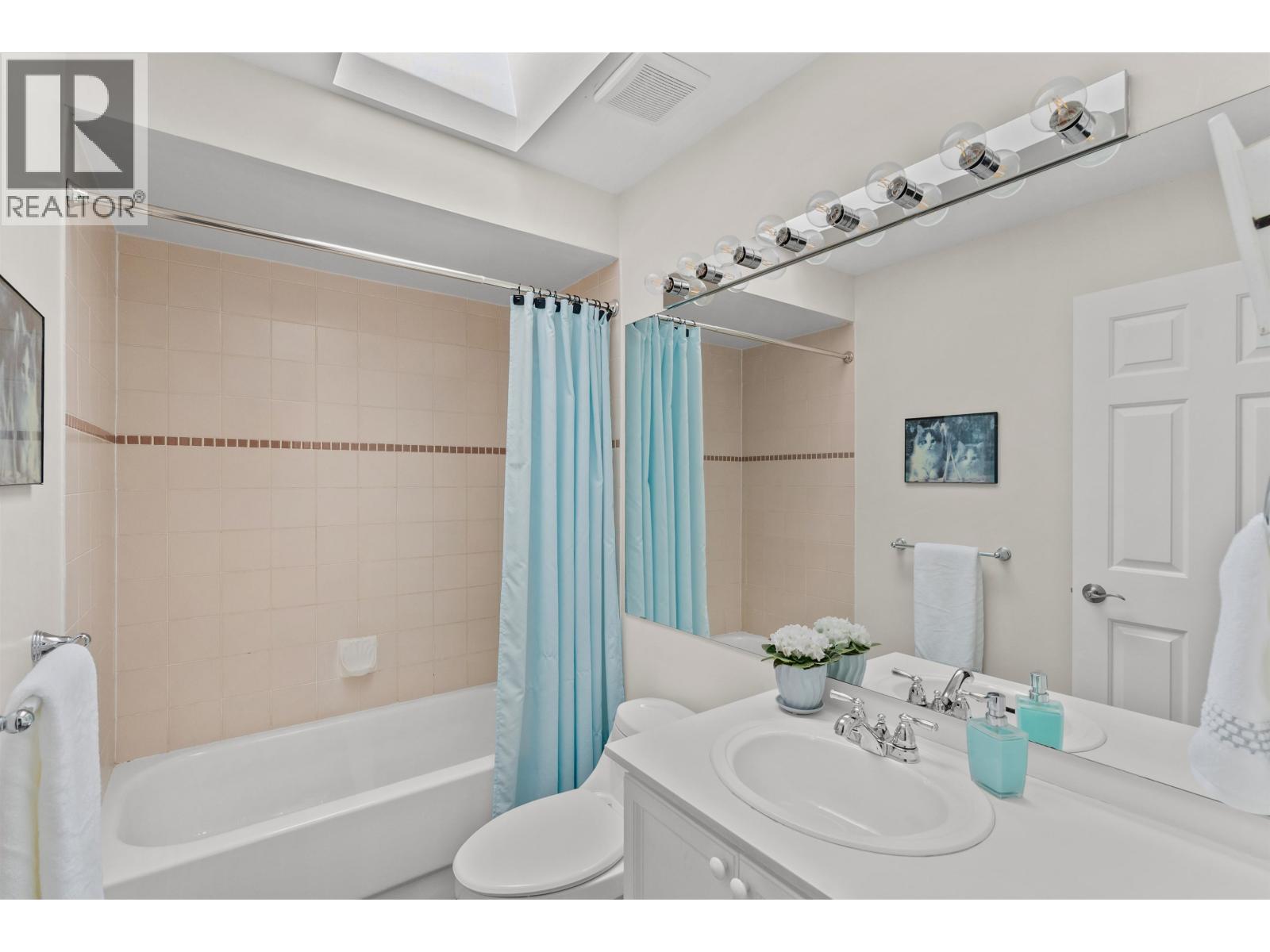 2 6320 48a Avenue Property Photo 18