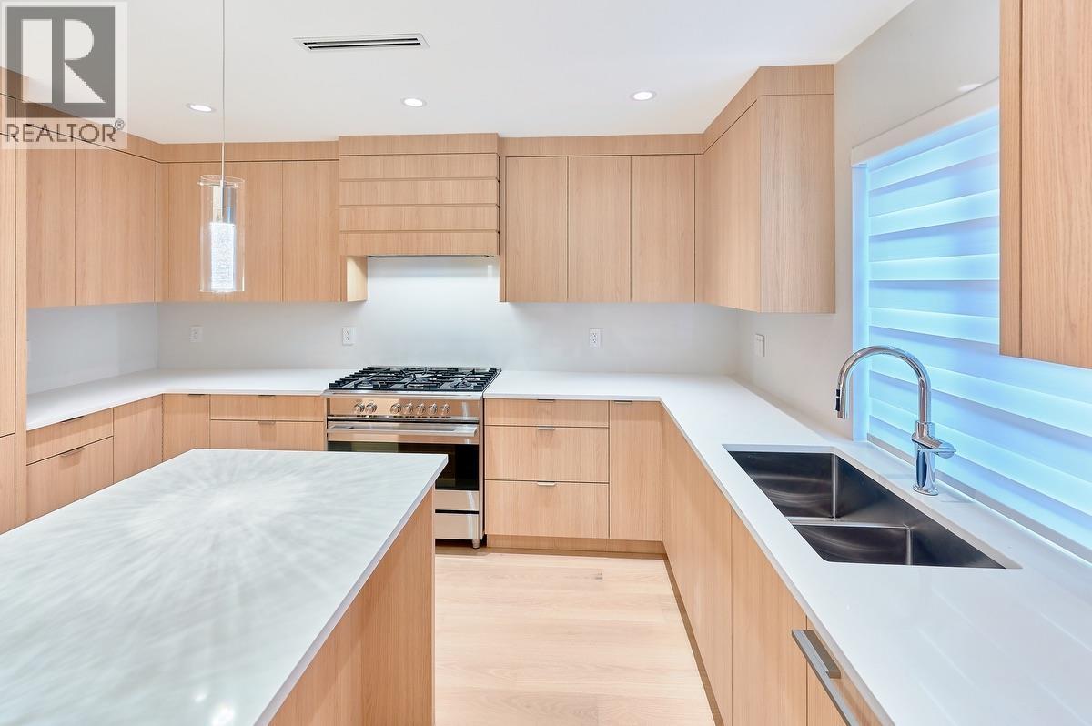 806 Montroyal Boulevard Property Photo 8