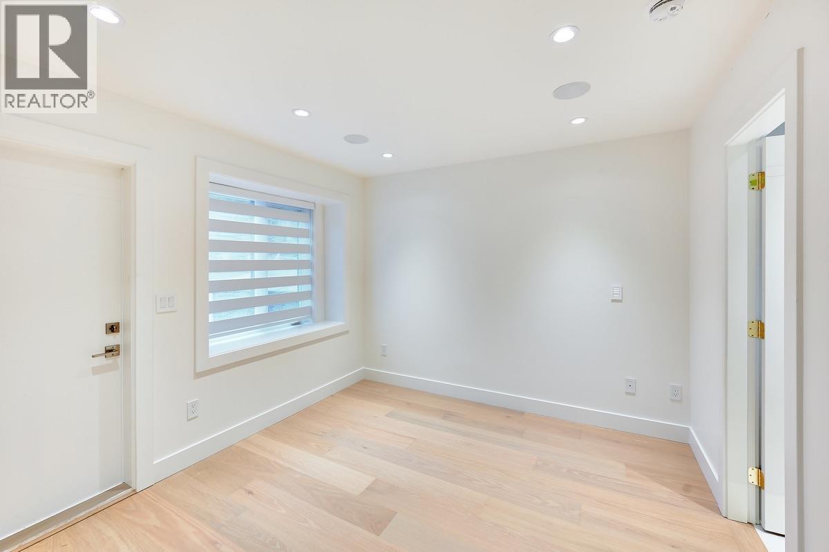 806 Montroyal Boulevard Property Photo 20