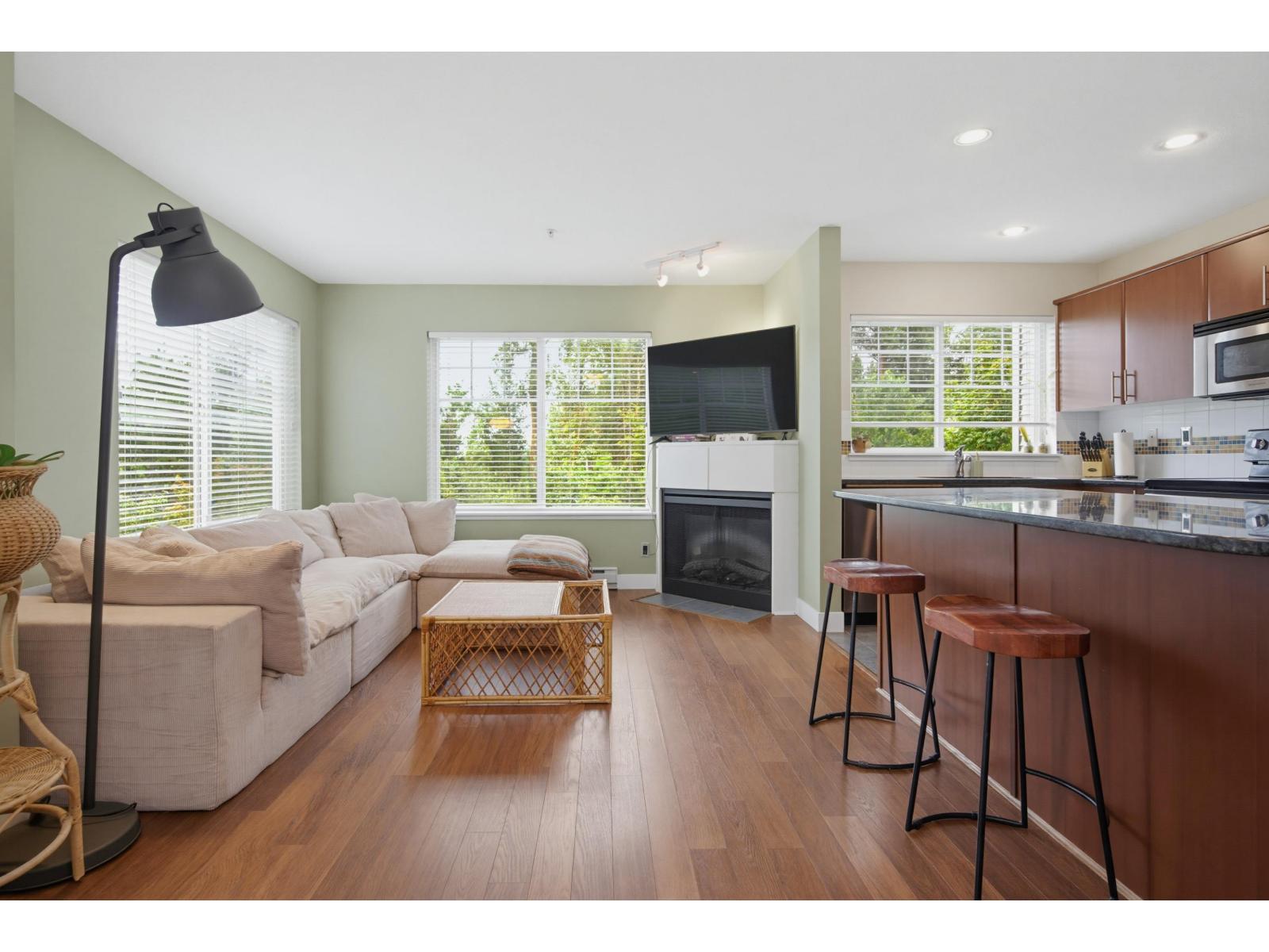 202 19320 65 Avenue Property Photo 5