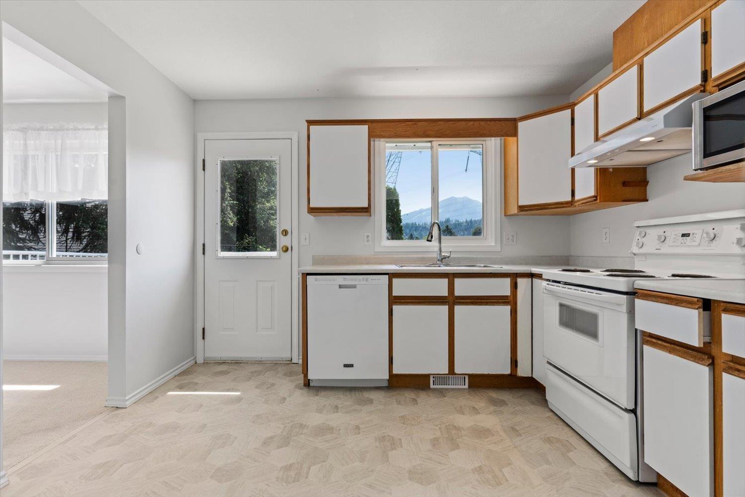 45322 Balmoral Avenue Property Photo 8