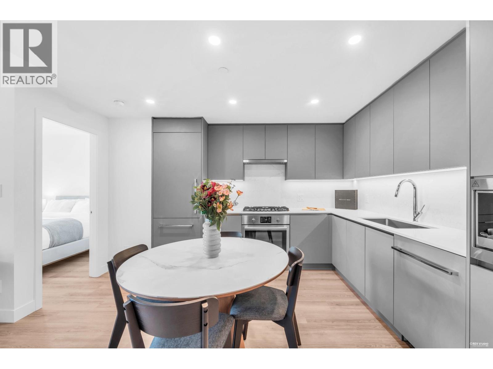 601 7977 Lansdowne Road Property Photo 1