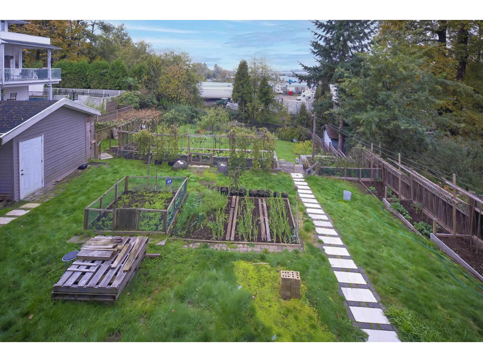 10229 122 Street Property Photo 2