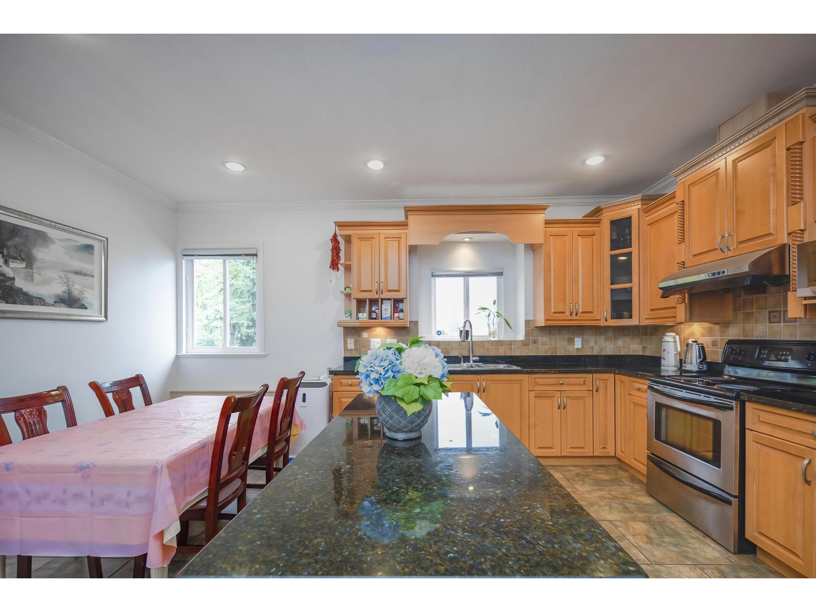 10229 122 Street Property Photo 11