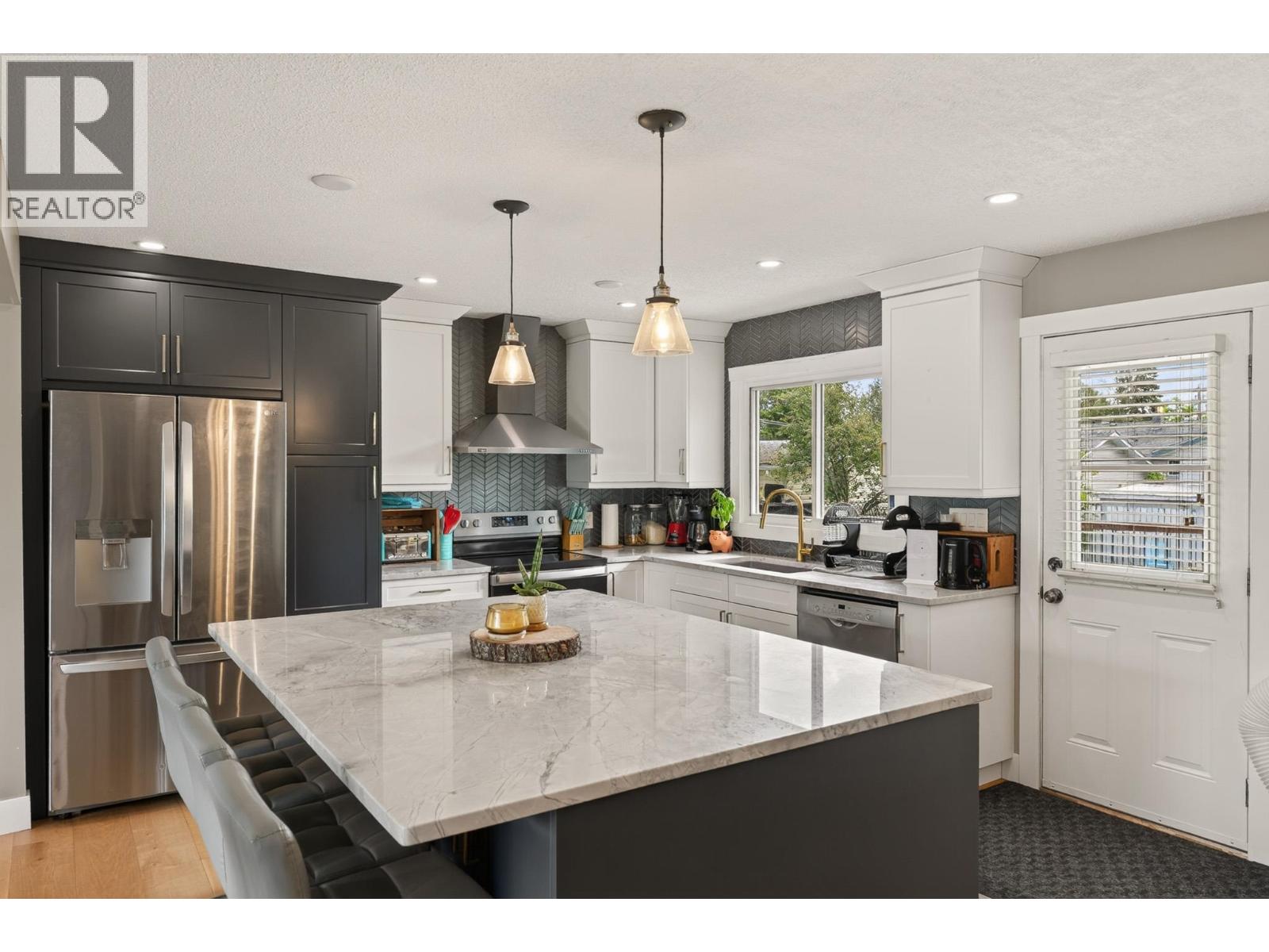 2475 Hammond Avenue Property Photo 4