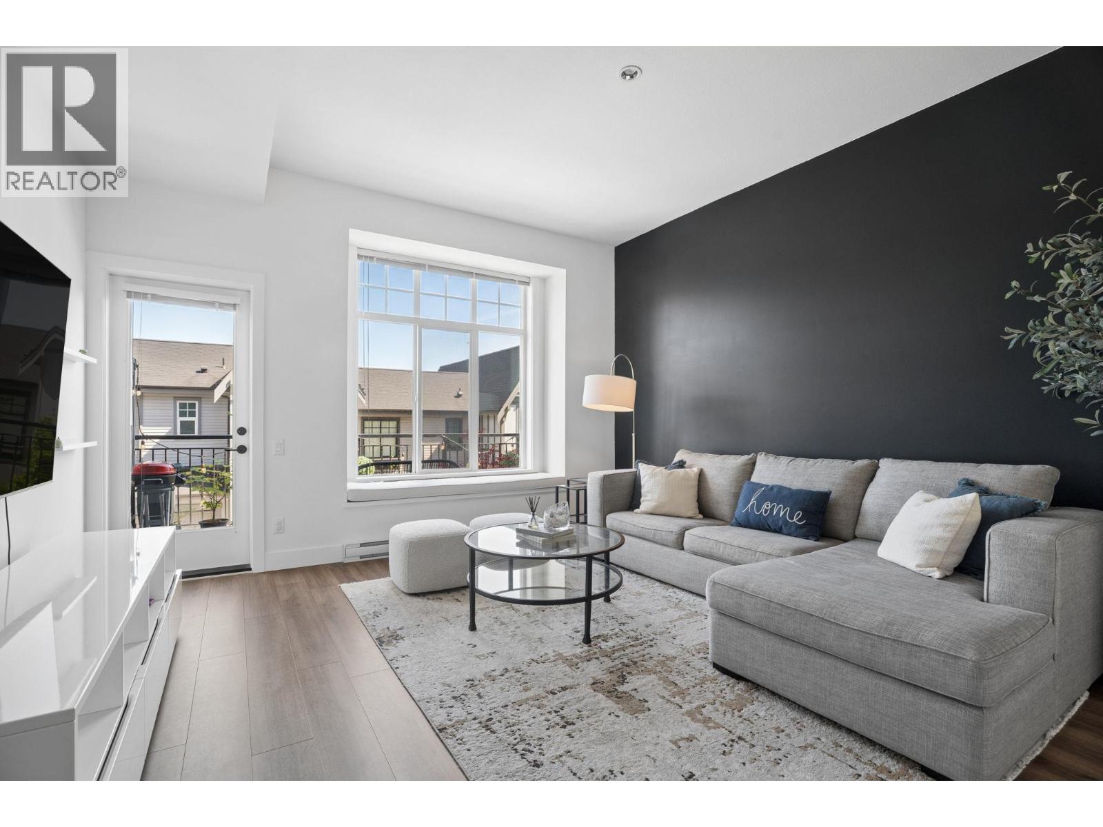 45 3552 Victoria Drive Property Photo 1