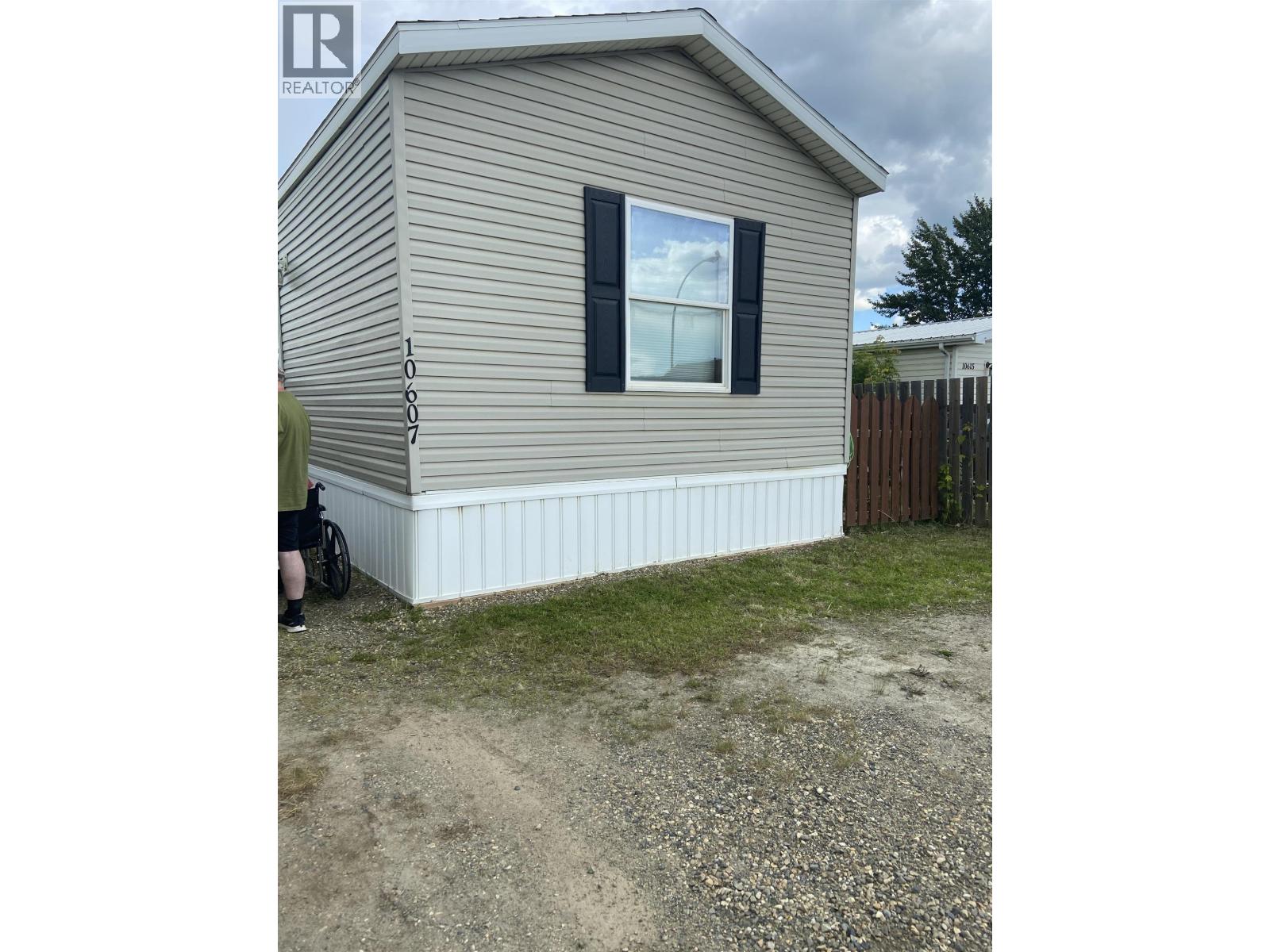 10607 101 Street Property Photo 2