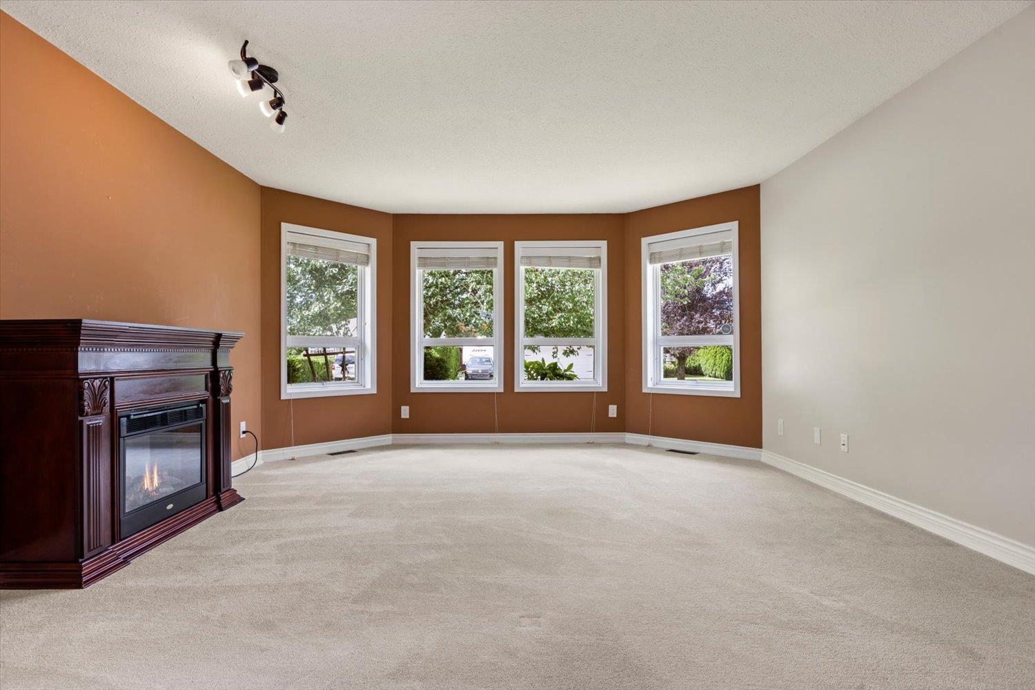1548 Canterbury Drive Property Photo 6