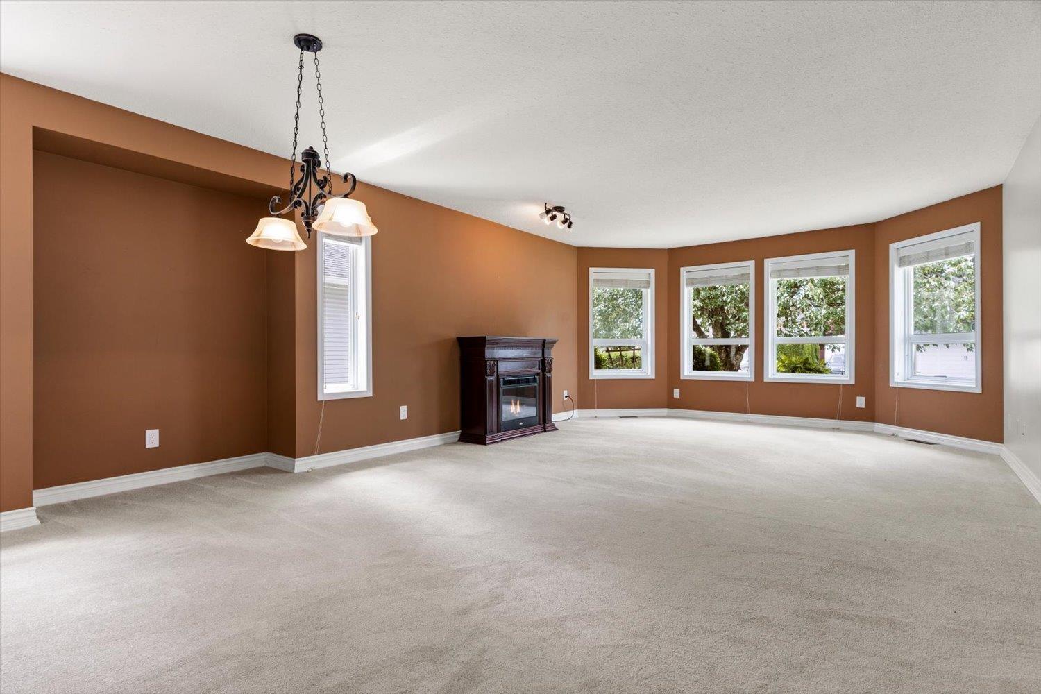 1548 Canterbury Drive Property Photo 8