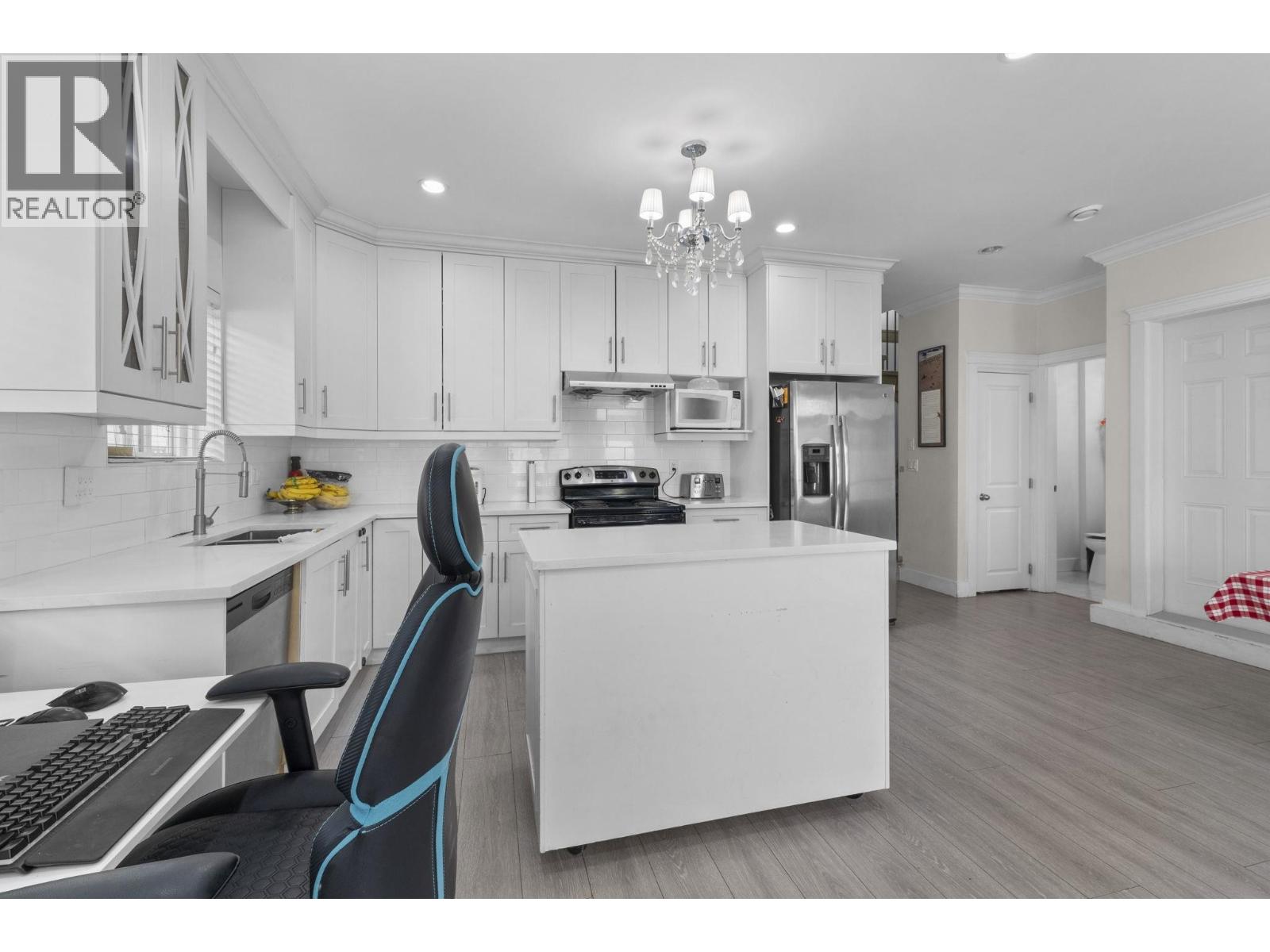 5461 Manor Street Property Photo 8