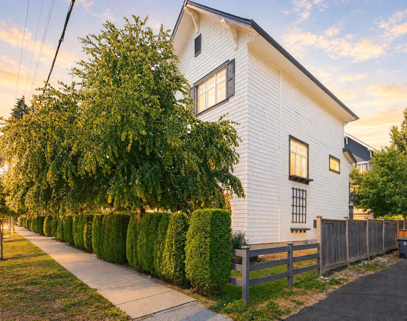 7 16357 15 Avenue Property Photo 1