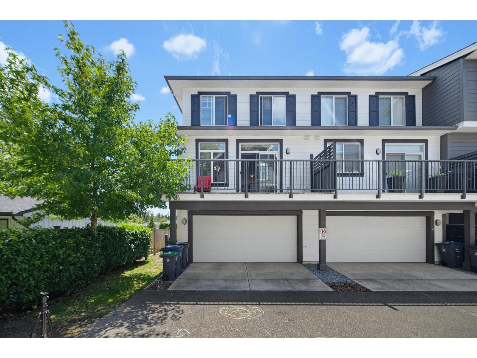 7 16357 15 Avenue Property Photo 2