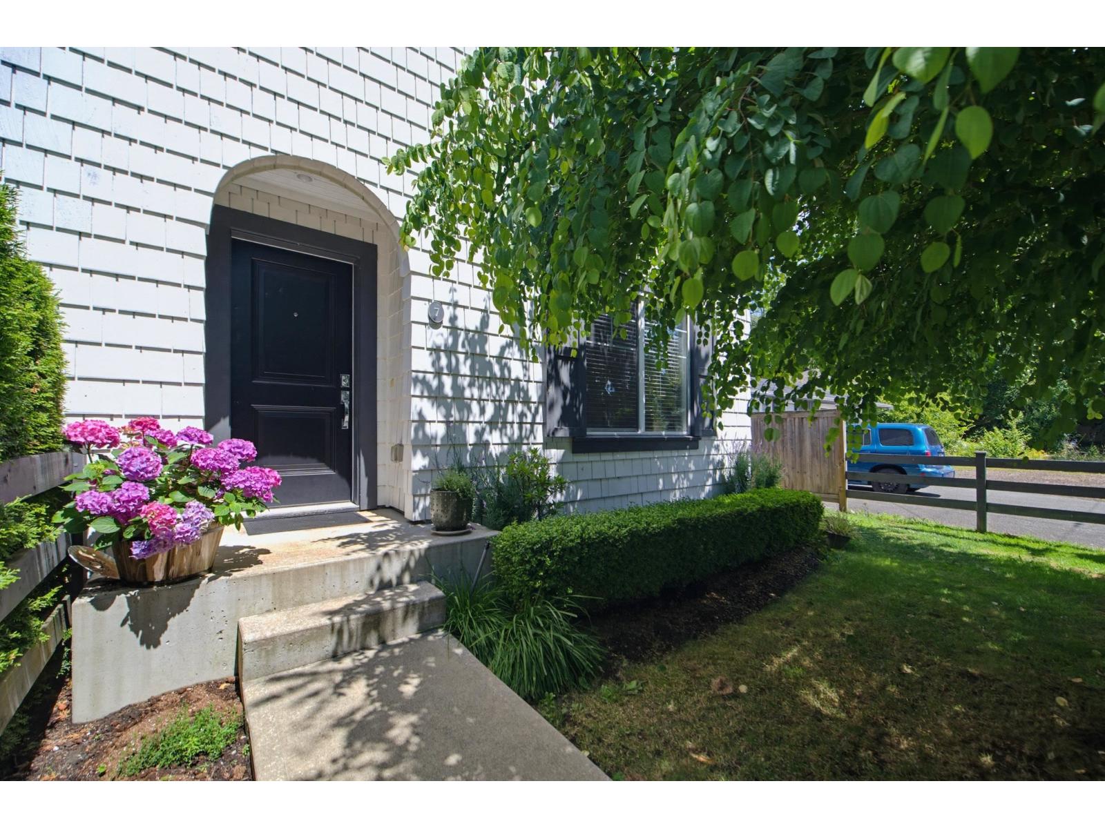 7 16357 15 Avenue Property Photo 3