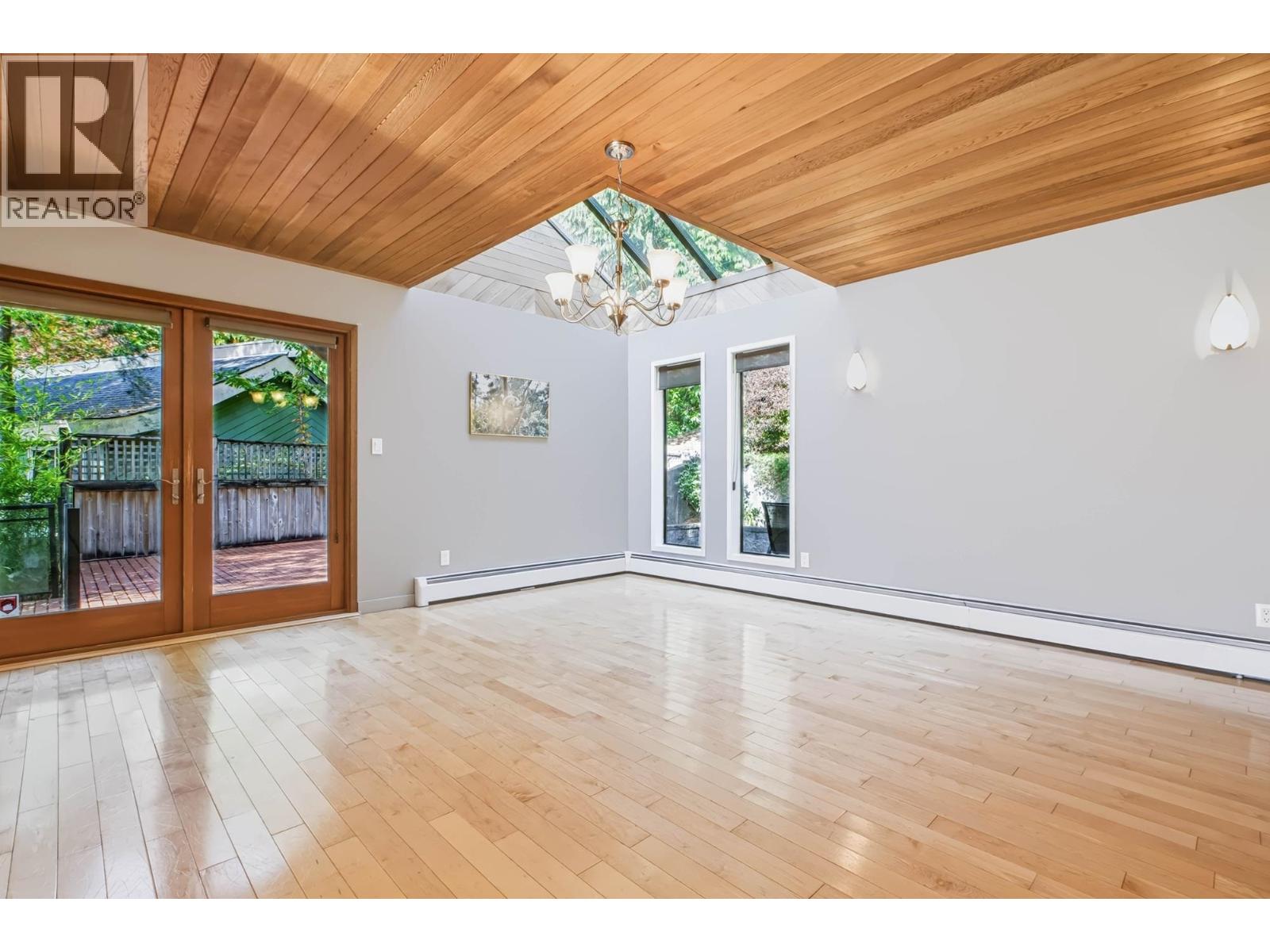 60 Walton Way Property Photo 13