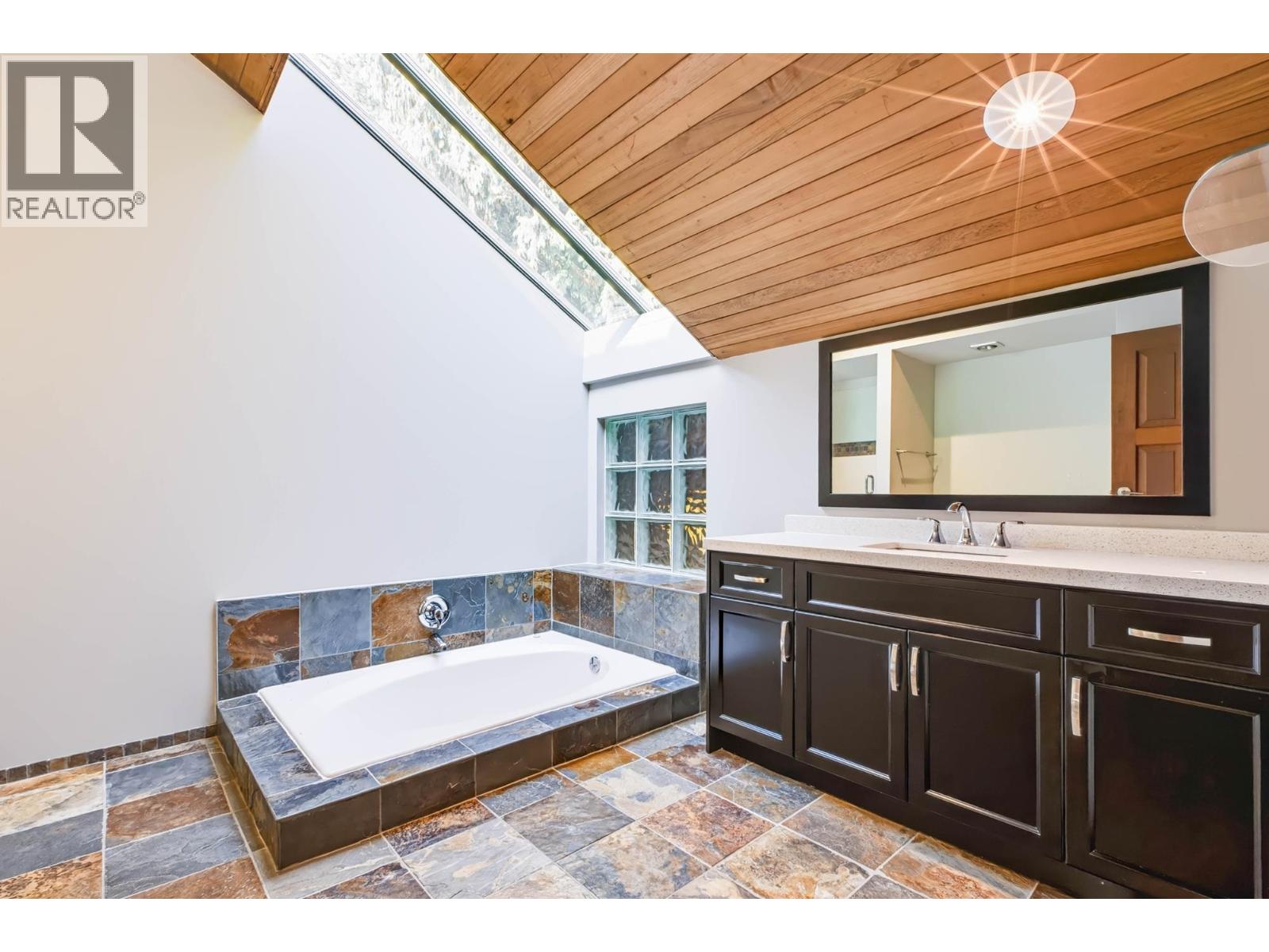 60 Walton Way Property Photo 30
