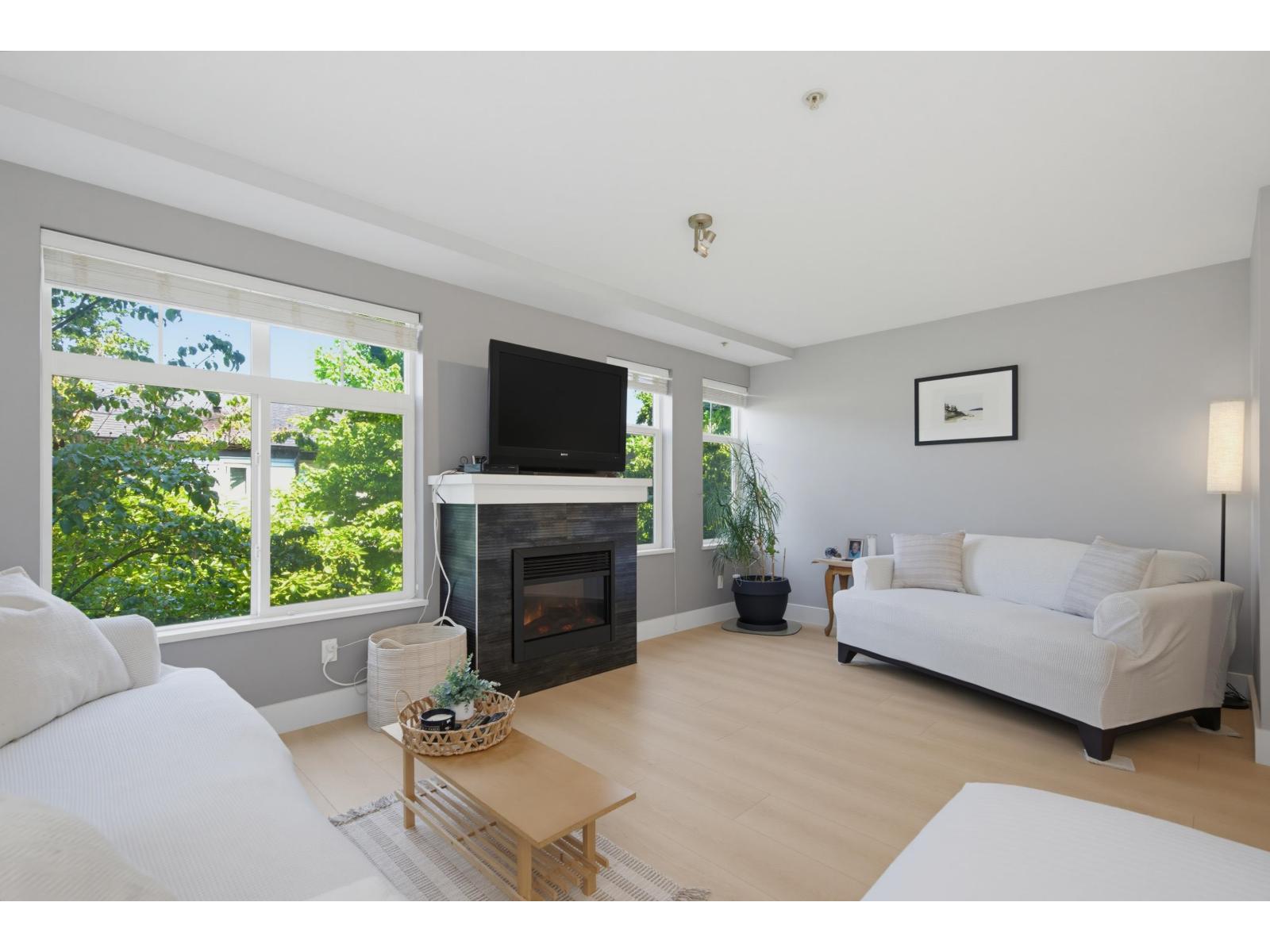 93 15833 26 Avenue Property Photo 5