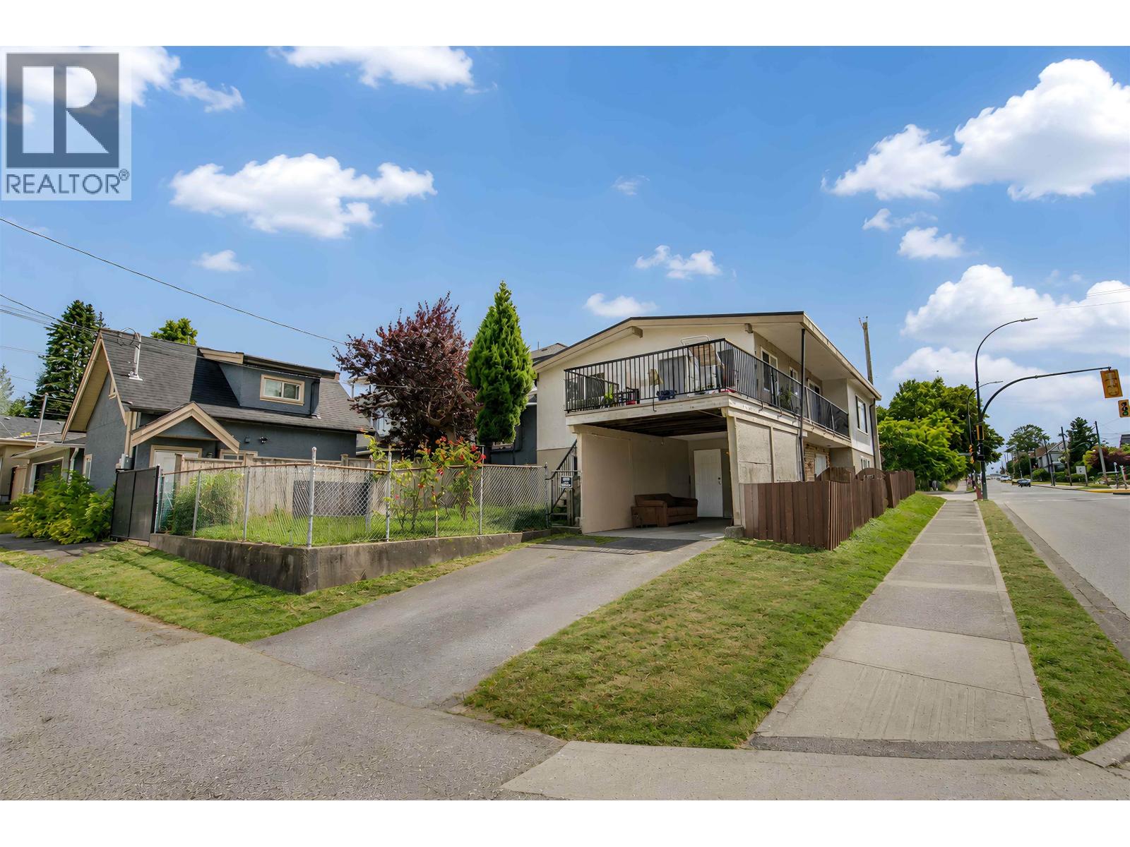 1020 E King Edward Avenue Property Photo 3
