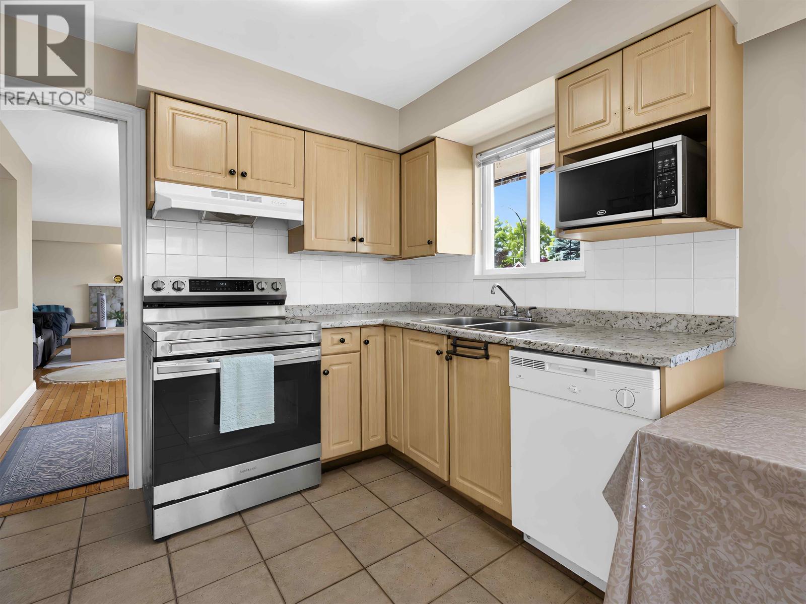 1020 E King Edward Avenue Property Photo 14