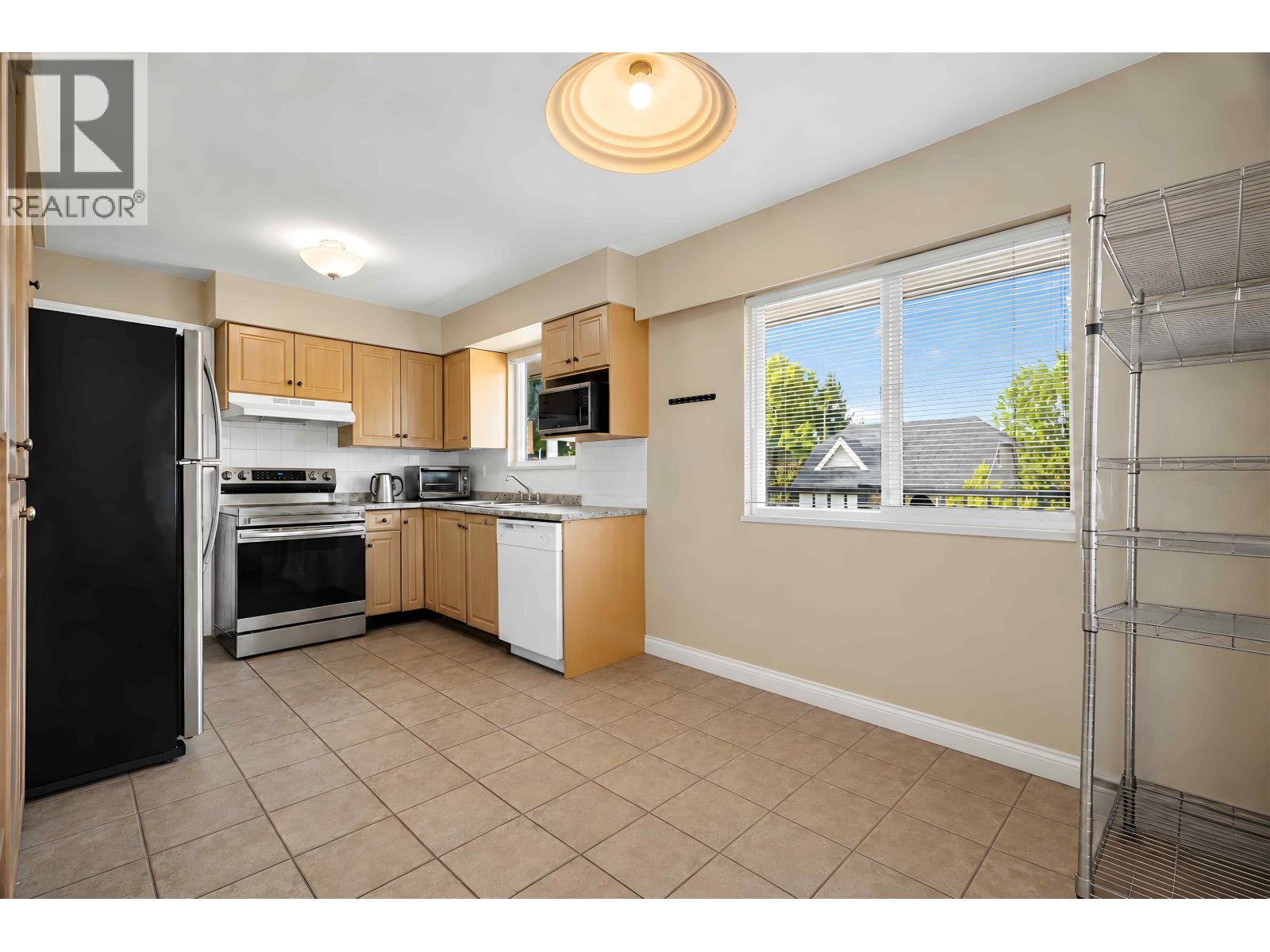 1020 E King Edward Avenue Property Photo 15