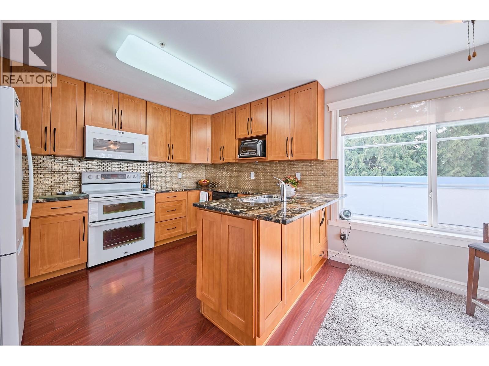 405 11519 Burnett Street Property Photo 7
