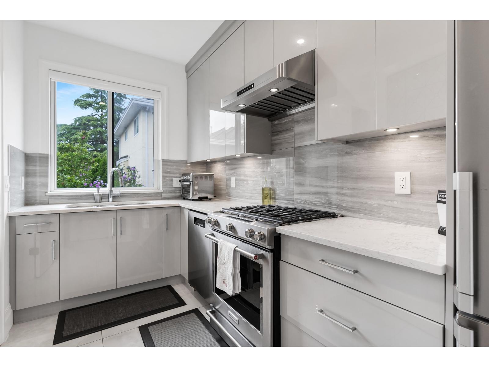 977 164 Street Property Photo 11