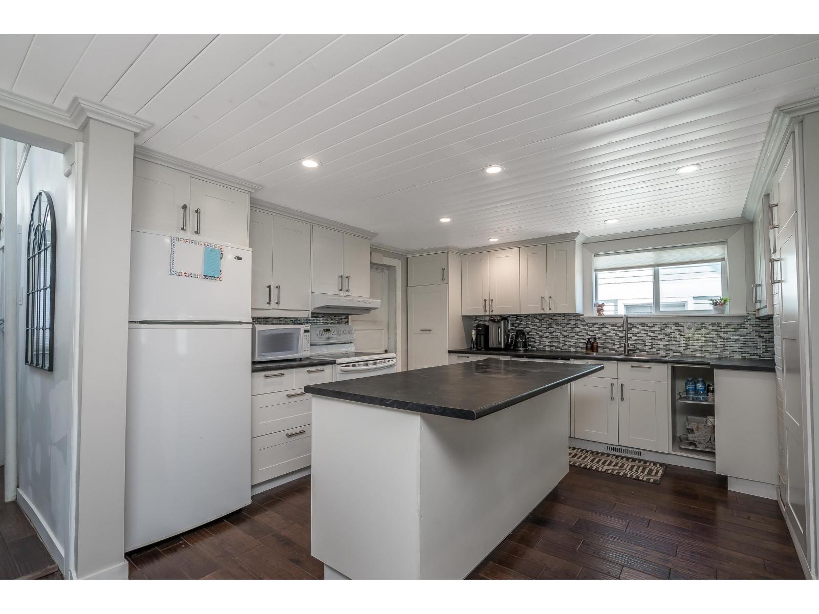 4827 216a Street Property Photo 8