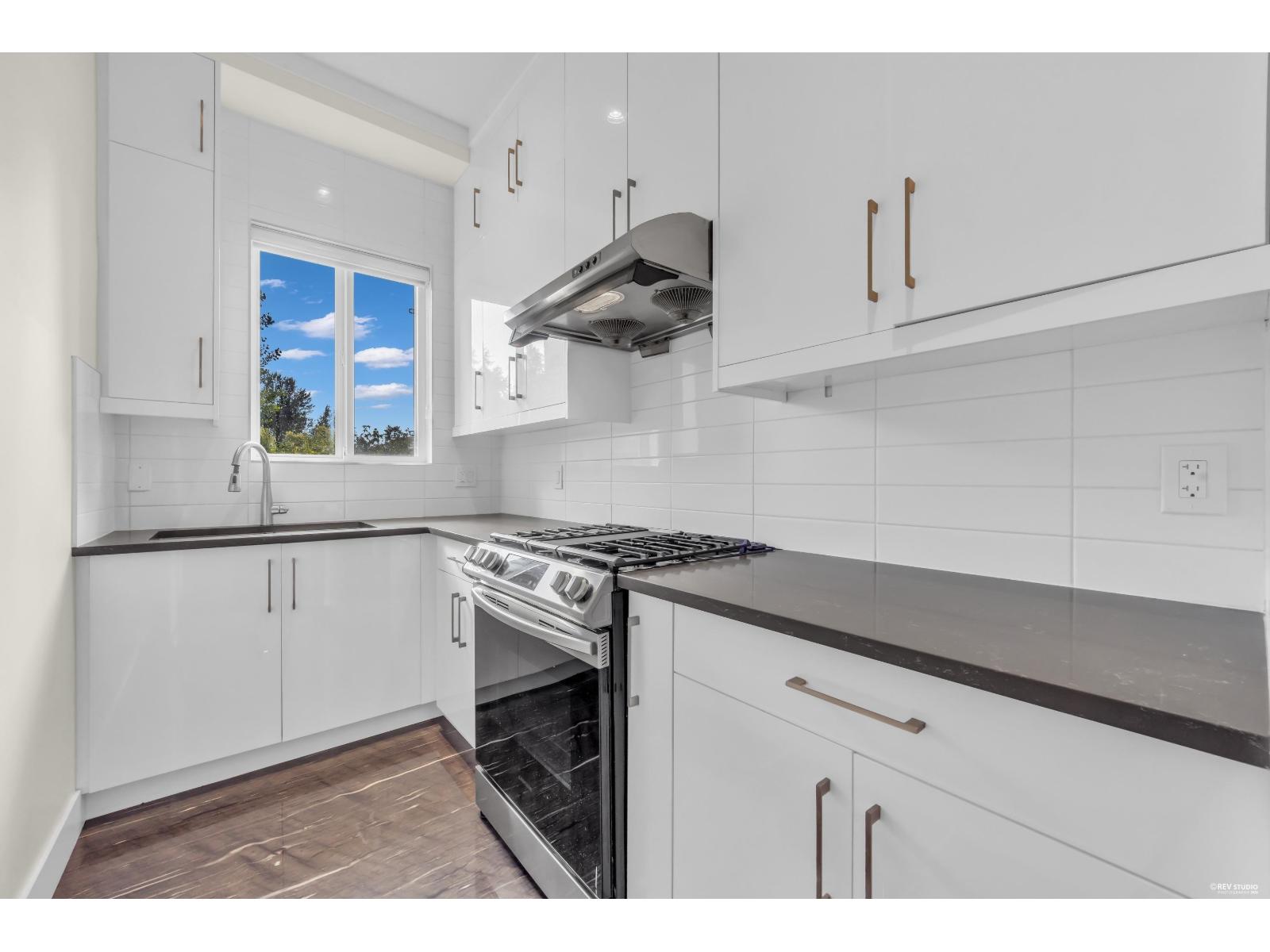 7068 194 Street Property Photo 16