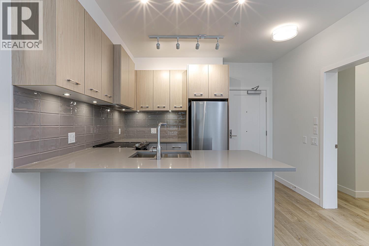 403 4933 Clarendon Street Property Photo 2