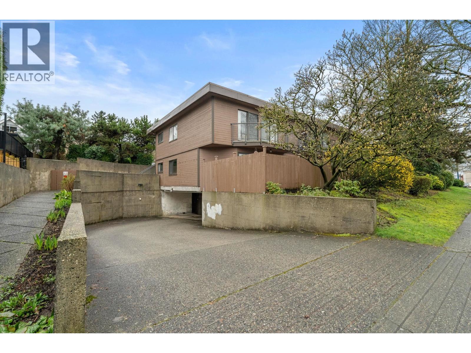 204 3136 Kingsway Property Photo 2