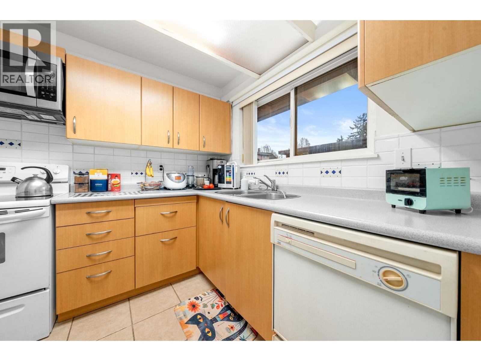 204 3136 Kingsway Property Photo 18