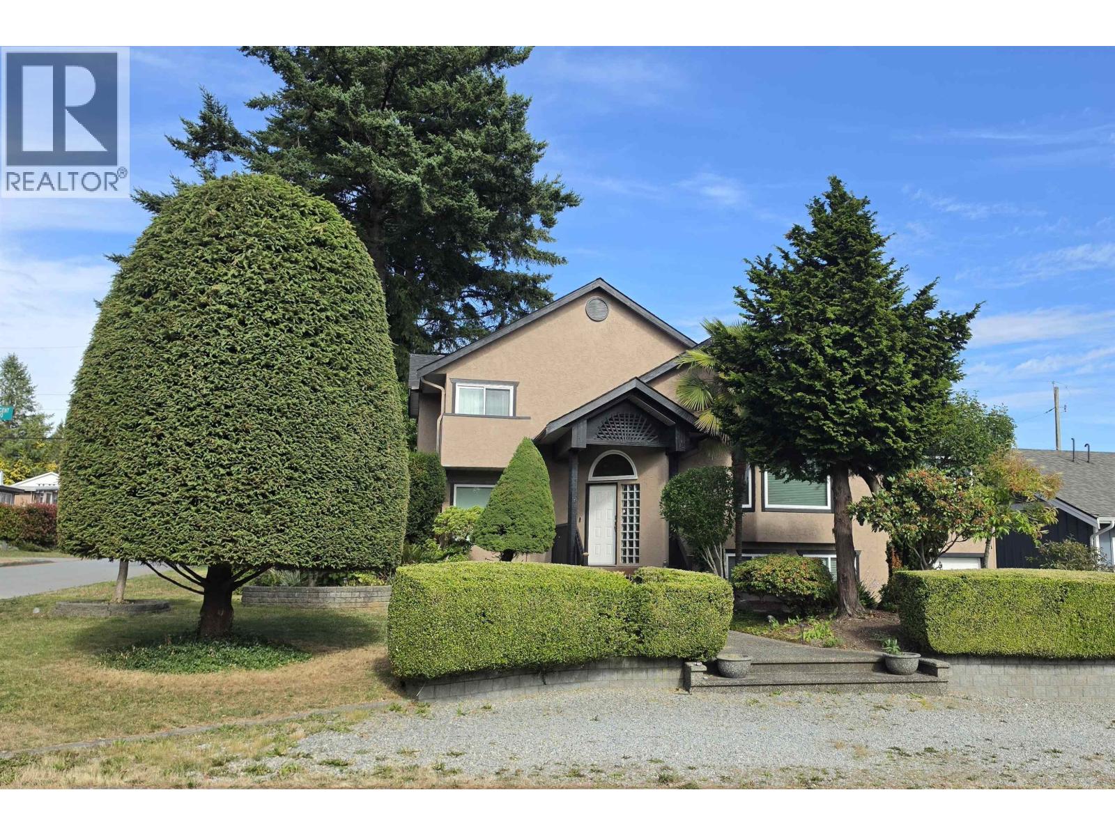 2220 PAULUS CRESCENT