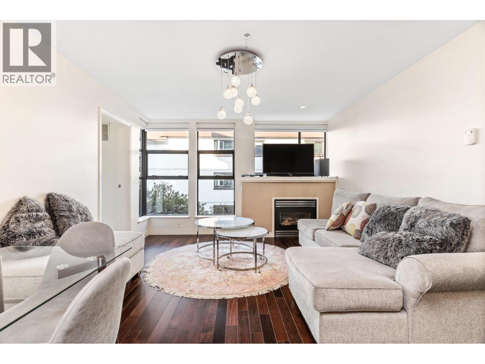 411 345 Lonsdale Avenue Property Photo 3
