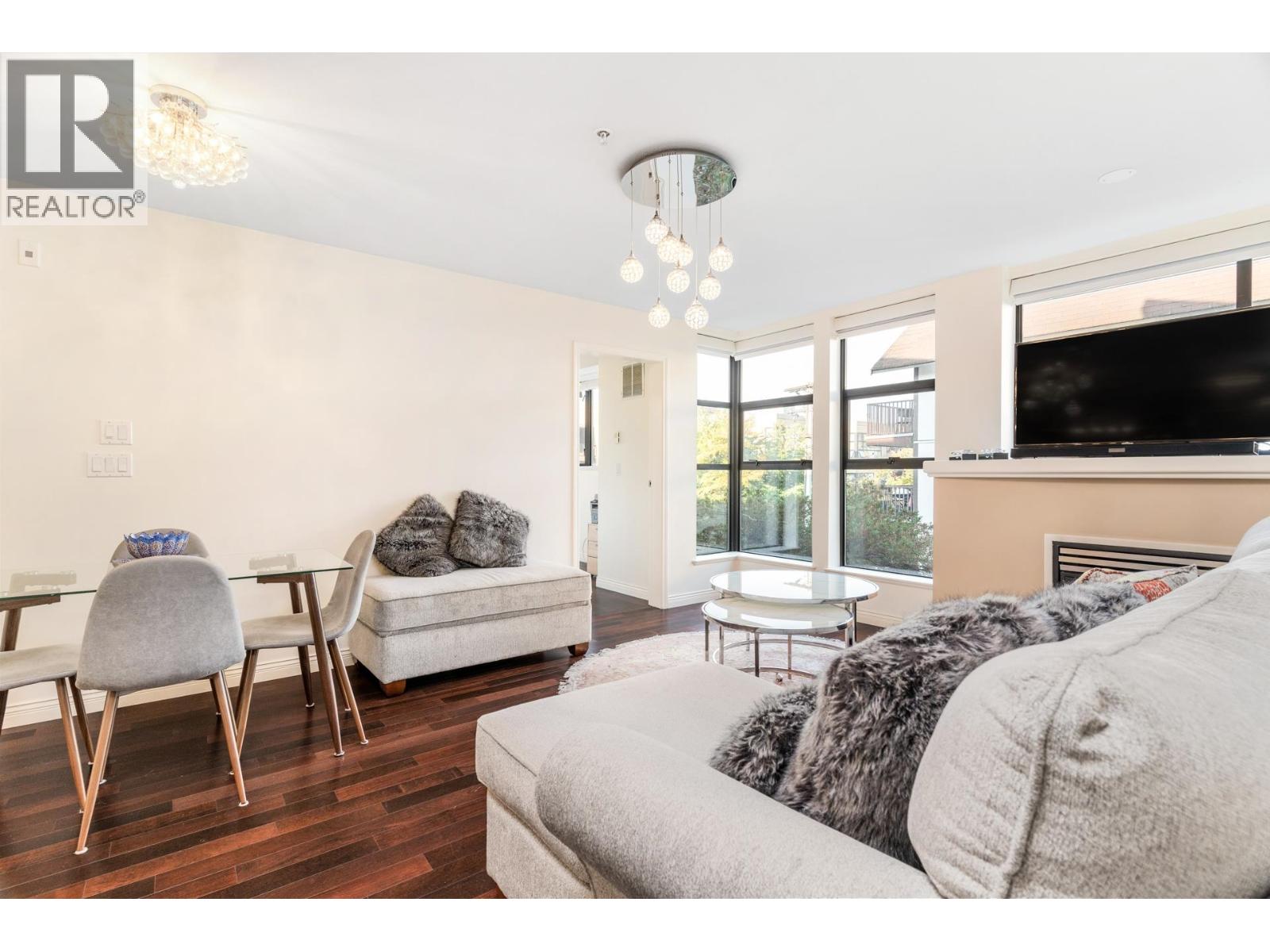 411 345 Lonsdale Avenue Property Photo 4