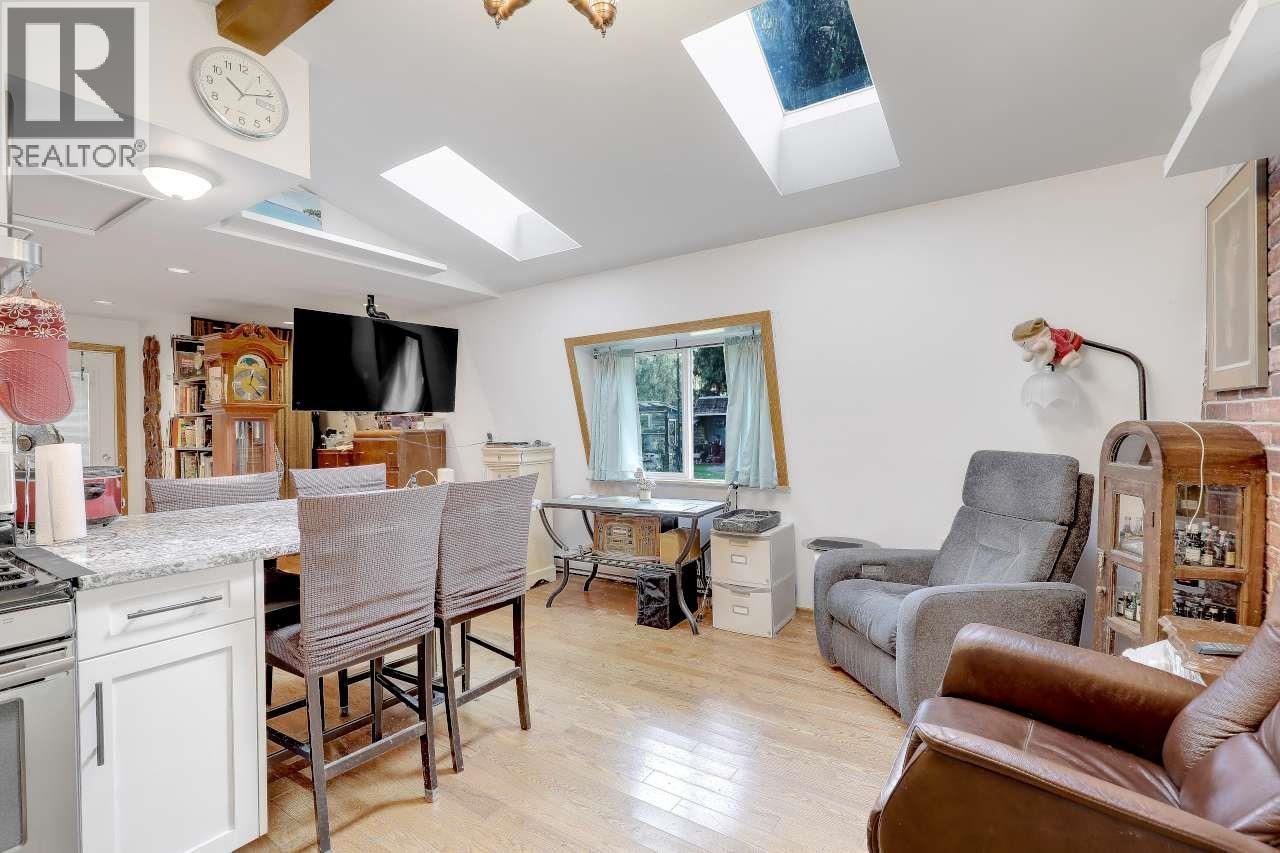 11428 207 Street Property Photo 3