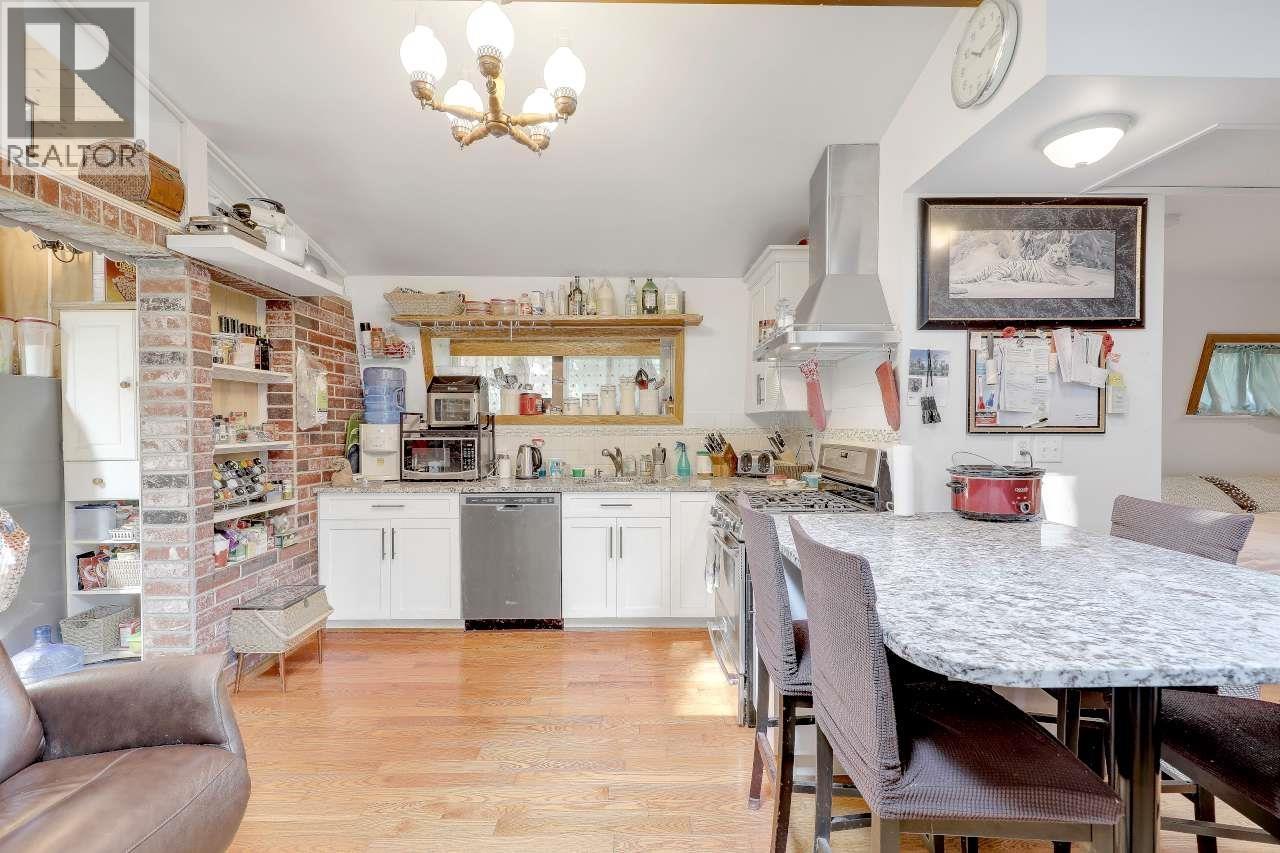 11428 207 Street Property Photo 6