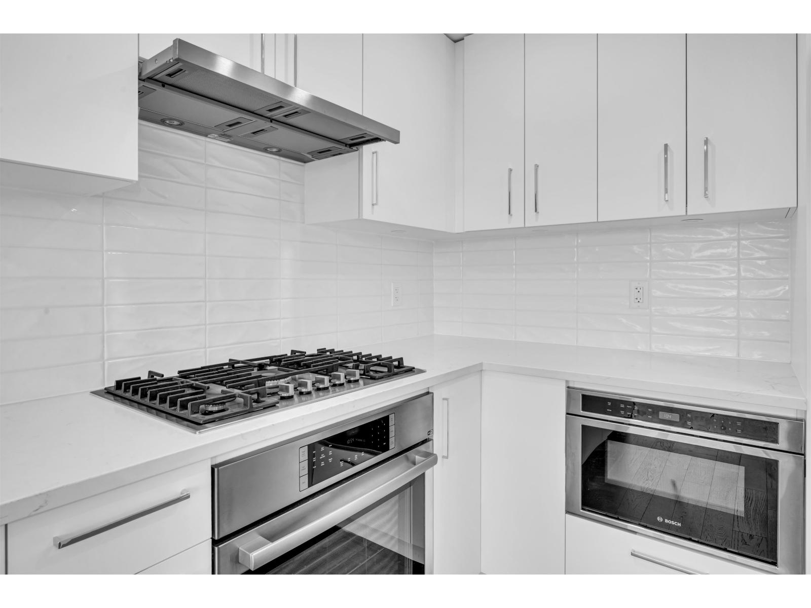 702 1588 Johnston Road Property Photo 9